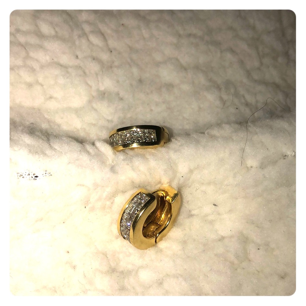 18k Gold Diamond Earrings.